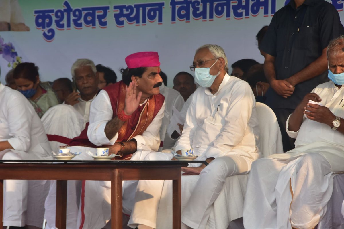 gopaljeebjp's tweet photo. कुशेश्वरस्थान विधानसभा उपचुनाव के निमित्त आयोजित जनसभा के दौरान बिहार के मुख्यमंत्री मा० श्री @NitishKumar जी के साथ दरभंगा में जल्द एम्स निर्माण सहित अन्य विकासात्मक कार्यों के प्रति प्रमुखता से ध्यान आकृष्ट कराया। मा० मुख्यमंत्री जी द्वारा सभी बातों को गंभीरता पूर्वक सुना गया। https://t.co/dTPsA35plg