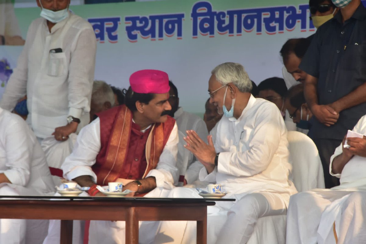 gopaljeebjp's tweet photo. कुशेश्वरस्थान विधानसभा उपचुनाव के निमित्त आयोजित जनसभा के दौरान बिहार के मुख्यमंत्री मा० श्री @NitishKumar जी के साथ दरभंगा में जल्द एम्स निर्माण सहित अन्य विकासात्मक कार्यों के प्रति प्रमुखता से ध्यान आकृष्ट कराया। मा० मुख्यमंत्री जी द्वारा सभी बातों को गंभीरता पूर्वक सुना गया। https://t.co/dTPsA35plg