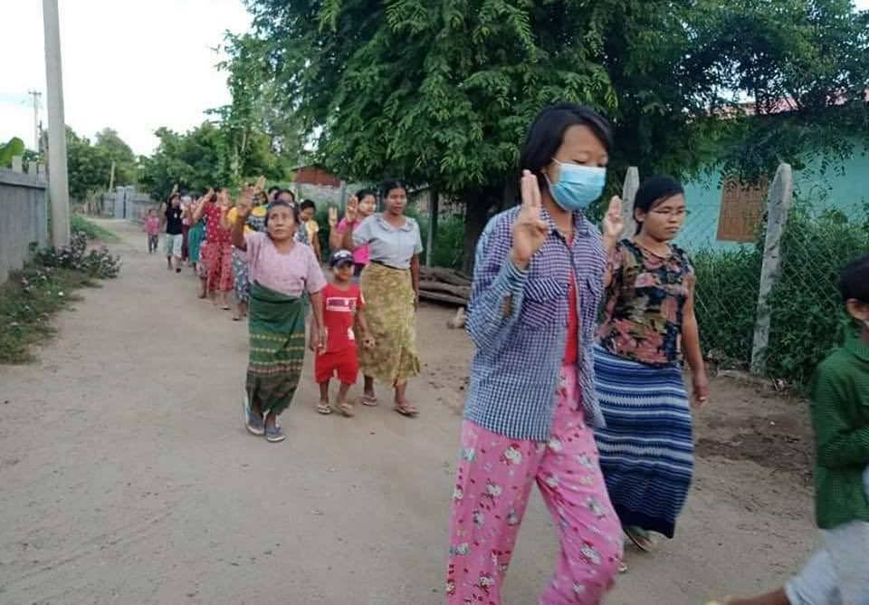 SuMon97281883's tweet photo. Pro-democracy villagers from #YayKyiPin, YinMarPin township, marched in unison, demanding an end to the military rule. #ASEAN_StandWithJustice #Oct26Coup   #WhatsHappeningInMyanmar https://t.co/2mPAVn32V9