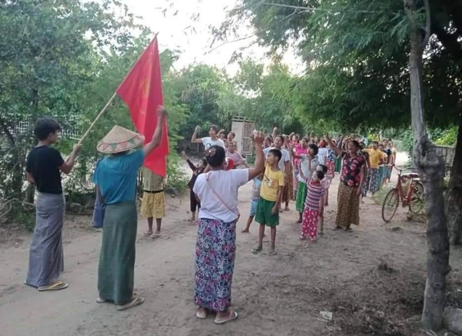 SuMon97281883's tweet photo. Pro-democracy villagers from #YayKyiPin, YinMarPin township, marched in unison, demanding an end to the military rule. #ASEAN_StandWithJustice #Oct26Coup   #WhatsHappeningInMyanmar https://t.co/2mPAVn32V9