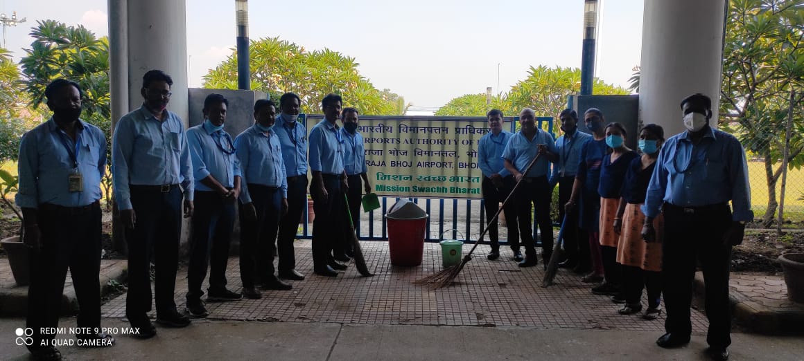 aaibplairport's tweet photo. भोपाल विमानतल पर 15.10.2021 से आयोजित किये जा रहे #स्वच्छता_पखवाड़ा के अंतर्गत विभिन्न कार्यक्रम आयोजित किये जा रहे हैं , इसी क्रम में आज उपस्थित विमानतल कार्मिकों द्वारा आज विमानतल परिसर में श्रमदान किया गया ।
#StayCleanStaySafe
@AAI_Official @aairedwr https://t.co/EbWtV8bV0J