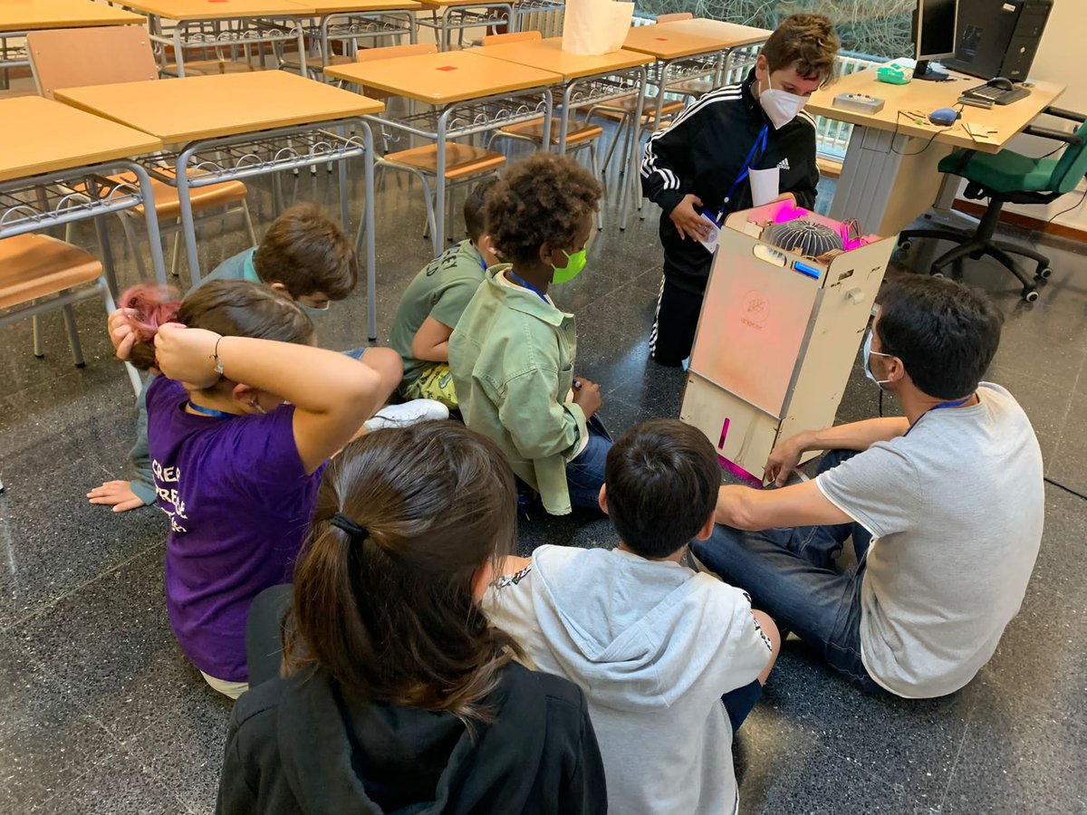 UDC_gal's tweet image. Máis de 80 nenos e nenas de entre 5 e 16 anos participan no Campus Industrial de Ferrol no proxecto educativo ASTROPLANT que lidera a Asociación Áurega de Narón en colaboración coa academia Gazapo e Miguel Riola de Araiva. 
bit.ly/2ZzcKX7