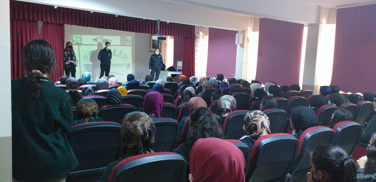 Erbap faaliyetlerimiz kapsamında gerçekleştirdiğimiz kariyer günleri 1 . Etkinliğimiz olan polislik mesleği tanıtımı okul rehber öğretmenimiz moderatörlüğünde okulumuza gelen polisler tarafından tanıtıldı. <a href="/PasinlerMEM/">PASİNLER İLÇE MİLLİ EĞİTİM MÜDÜRLÜĞÜ</a> <a href="/UgurBNGL/">UĞUR BİNGÖL</a> <a href="/recaiakil/">recai akçil</a> <a href="/HilallDemir25/">Hilal Demir</a> <a href="/karsl_serif/">Şerif Karslı</a>