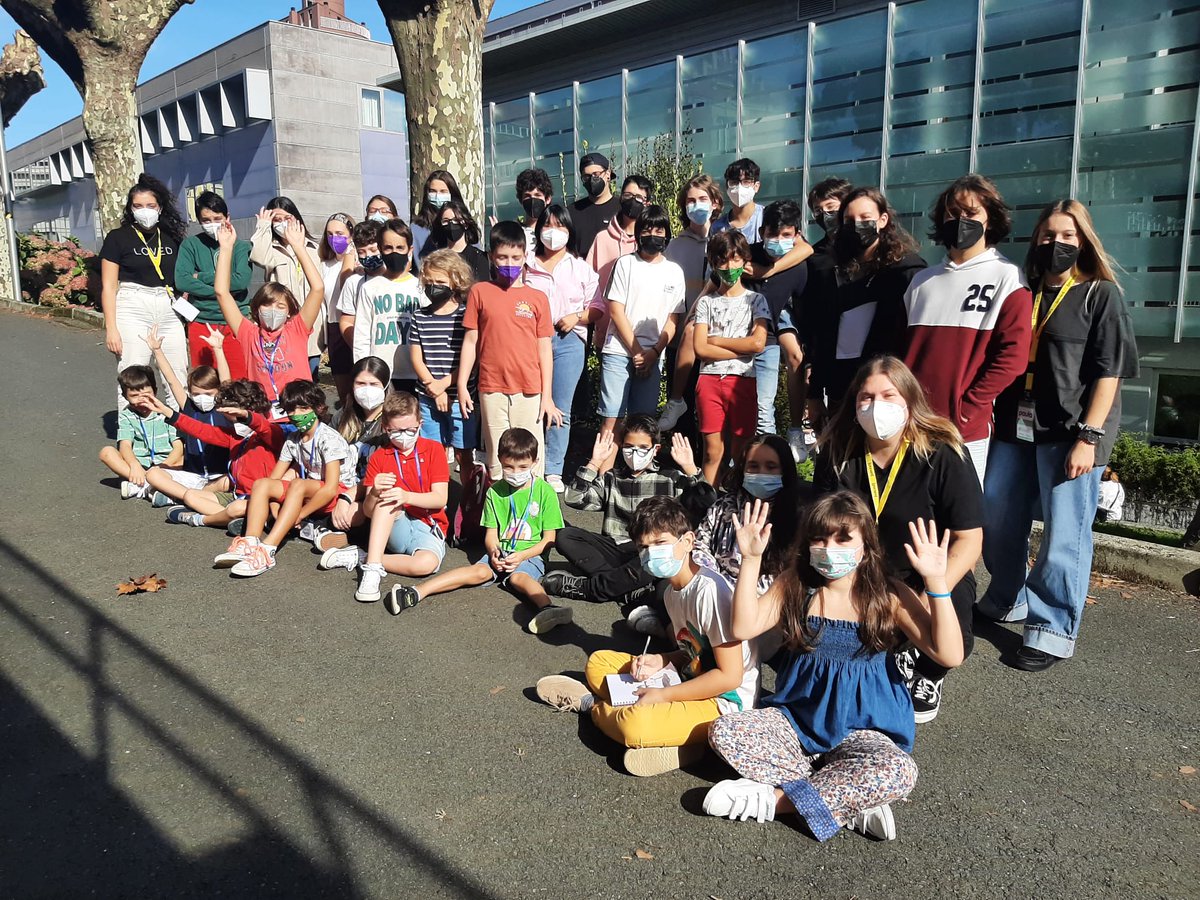 UDC_gal's tweet image. Estes cativos e cativas con altas capacidades traballan cun kit tecnolóxico facilitado pola Axencia Espacial Europea (ESA) para explorar posibilidades de autoabastecemento de vexetais e dotar de soporte vital aos astronautas en futuras misións espaciais interplanetarias