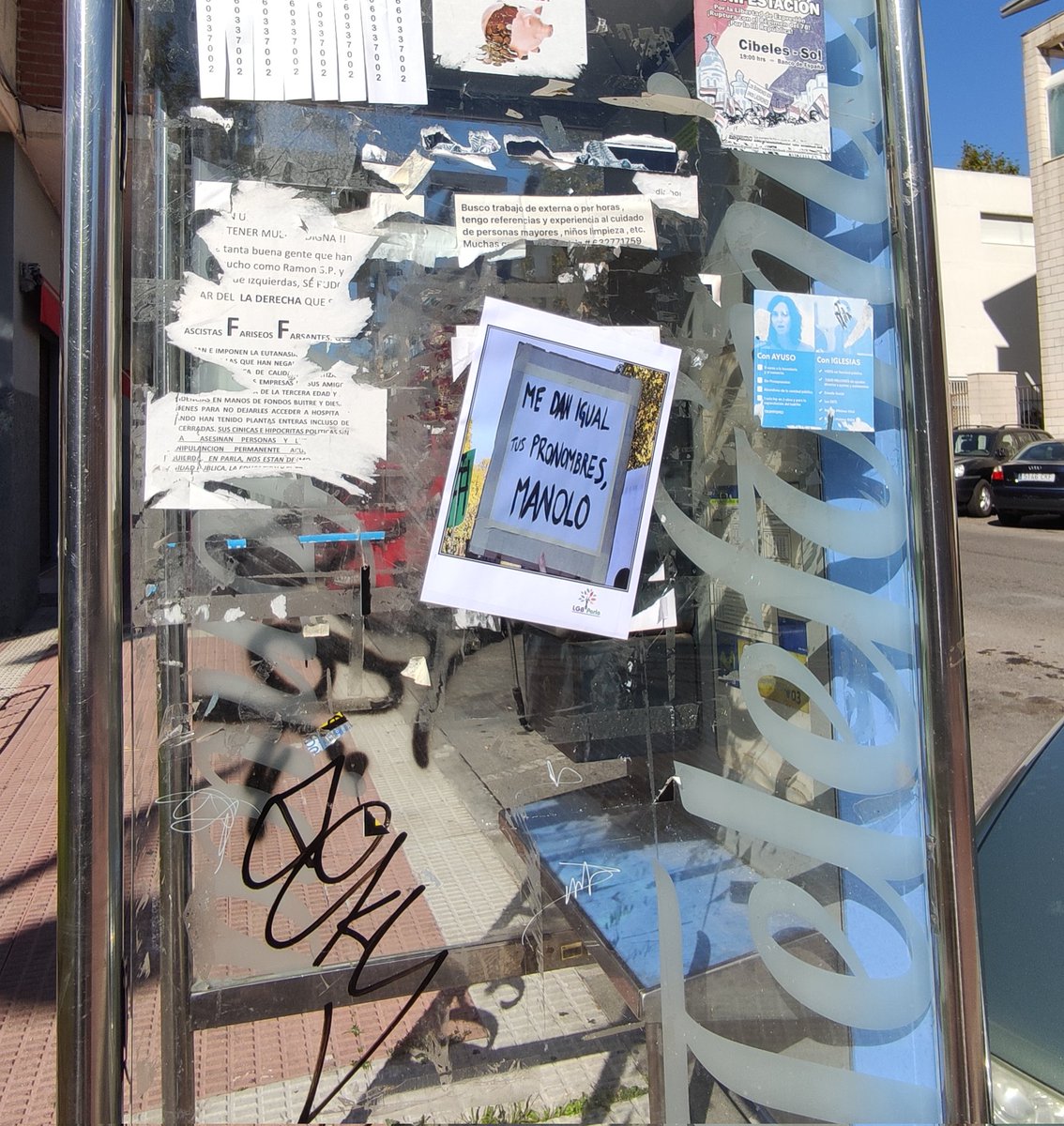 En apoyo a la compañera @Kodama13, hemos impreso carteles con la imagen de su pancarta y los hemos pegado por las calles de #Parla. Si quieres sumarte y poner el cartel en tu barrio, descárgalo aquí: drive.google.com/file/d/14gaJOH… Comparte y únete. ¡Stop Manolo! #YoConKodama 🏳️‍🌈💪🤝