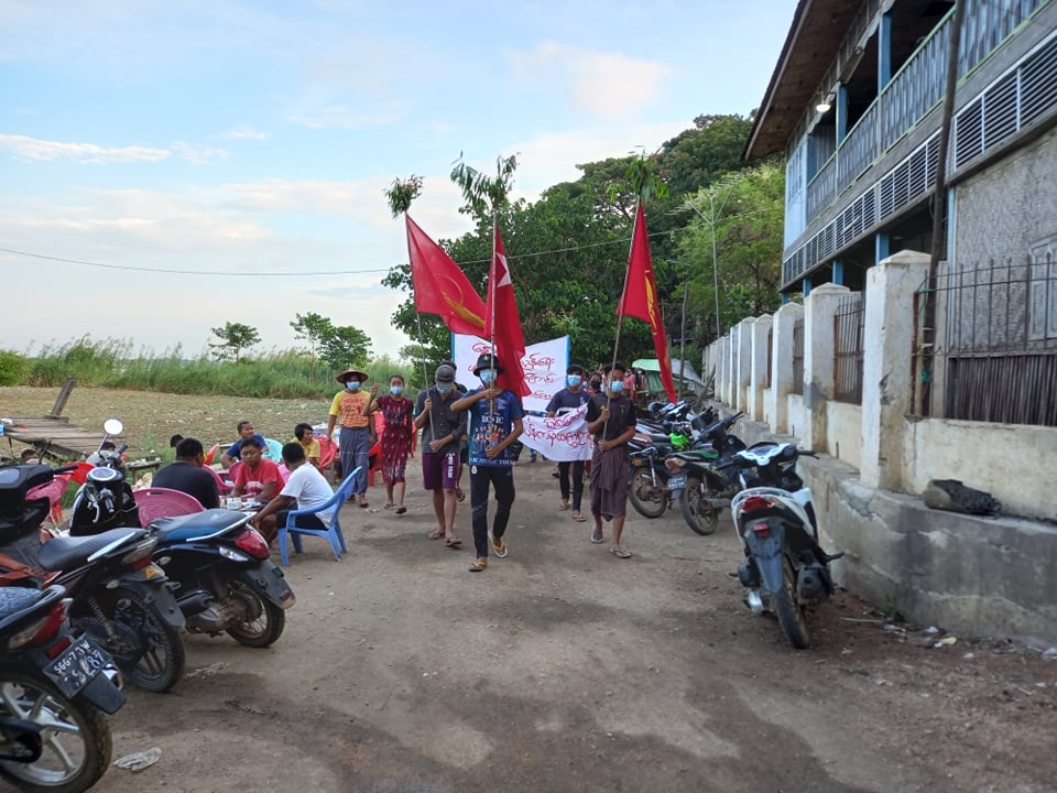 Khithitofficial's tweet photo. လက်ပံတောင်းတောင် ဒေသ ပင်မသပိတ် စစ်ကြောင်း ဦးဆောင်ကာ ဖက်ဆစ် စစ်ကောင်စီ တော်လှန်ရေး ချီတက် ဆန္ဒပြ 
ရန်ကုန်၊ အောက်တိုဘာ ၂၆ 
လက်ပံတောင်းတောင်ဒေသ ပင်မသပိတ်စစ်ကြောင်း ဦးဆောင်ကာ ယနေ့ အောက်တိုဘာလ ၂၆ ရက်နေ့တွင် ဖက်ဆစ် စစ်ကောင်စီ တော်လှန်ရေး ချီတက် ဆန္ဒပြခဲ့ကြောင်း သိရသည်။ https://t.co/SclkZx16Lr