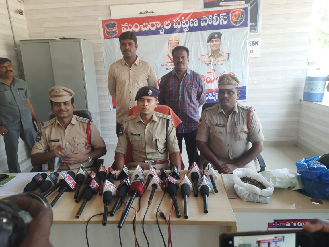 acpmncl_rgm's tweet photo. 5kg #ganja in last 10 days siezed in #mancherial. Mancherial is not a cultivating zone. Here #peddlers bring #ganja from other areas #asifabad #tiryani #kerameri #gundala and sell. Major setback to supply chain as more than 14 peddlers arrested. @TelanganaDGP @TelanganaCOPs https://t.co/QcXyZpLp0W