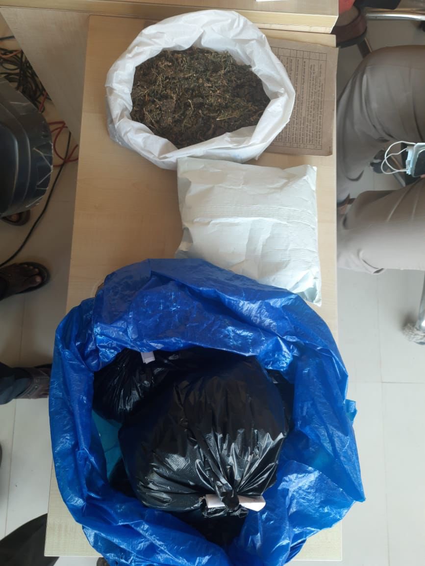 acpmncl_rgm's tweet photo. 5kg #ganja in last 10 days siezed in #mancherial. Mancherial is not a cultivating zone. Here #peddlers bring #ganja from other areas #asifabad #tiryani #kerameri #gundala and sell. Major setback to supply chain as more than 14 peddlers arrested. @TelanganaDGP @TelanganaCOPs https://t.co/QcXyZpLp0W