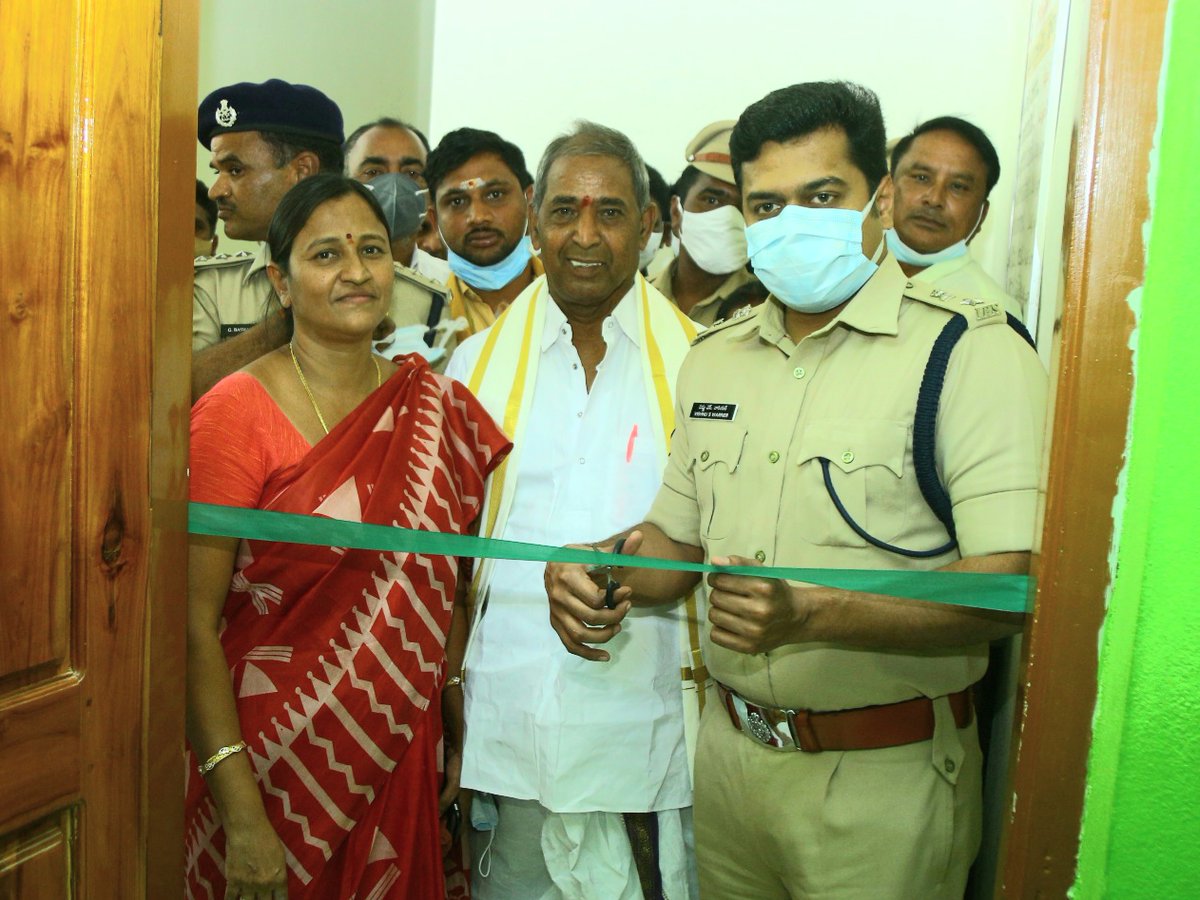 shorpmps's tweet photo. కమ్యూనిటీ పోలీసింగ్ లో భాగంగా రఘునాథపాలెం పోలీస్ స్టేషన్ పరిధిలోని వీవీ.పాలెం లో 
20 సీసీ కెమెరాలను పోలీస్ కమిషనర్ శ్రీ. విష్ణు యస్. వారియర్ ప్రారంభించారు.  ఇట్టి కార్యక్రమంలో ఖమ్మం రూరల్ ఏసీపీ భస్వారెడ్డి, సిఐ సత్యనారాయణ రెడ్డి , రఘునాథపాలెం ఎస్సై వరాల శ్రీనివాస్ పాల్గొన్నారు https://t.co/OpYaZoc9uI