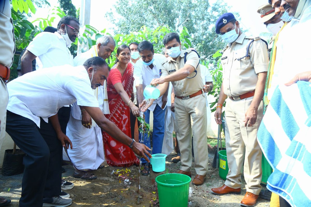 shorpmps's tweet photo. కమ్యూనిటీ పోలీసింగ్ లో భాగంగా రఘునాథపాలెం పోలీస్ స్టేషన్ పరిధిలోని వీవీ.పాలెం లో 
20 సీసీ కెమెరాలను పోలీస్ కమిషనర్ శ్రీ. విష్ణు యస్. వారియర్ ప్రారంభించారు.  ఇట్టి కార్యక్రమంలో ఖమ్మం రూరల్ ఏసీపీ భస్వారెడ్డి, సిఐ సత్యనారాయణ రెడ్డి , రఘునాథపాలెం ఎస్సై వరాల శ్రీనివాస్ పాల్గొన్నారు https://t.co/OpYaZoc9uI