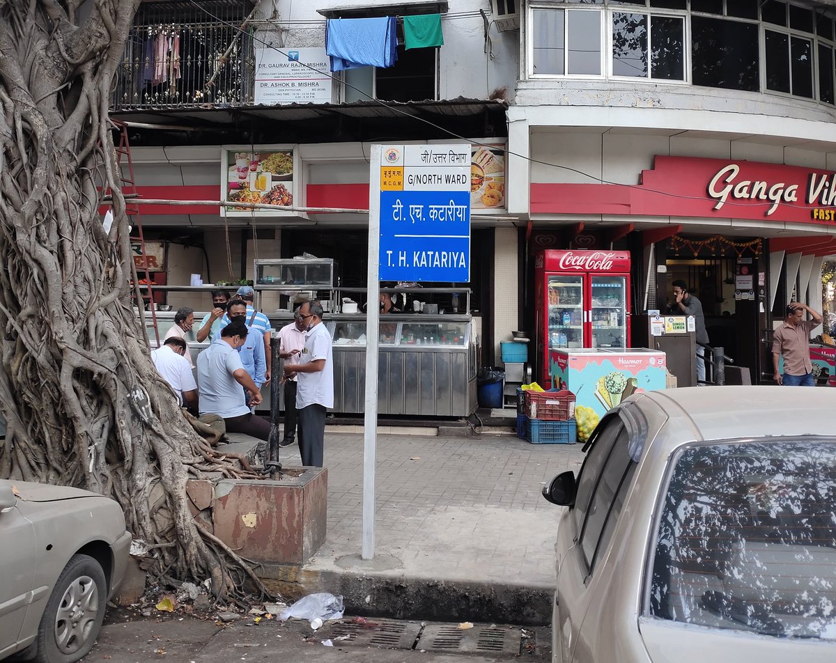 mumbaimatterz's tweet photo. #Mumbai
The new name boards of @mybmc are a big scam....
They are full of errors.
Here is one fixed at Mahim...Under @mybmcwardGN
The board merely says 

TH Katariya... What's that's? 

Street, Lane, Gully, Marg, Road, Chowk?

Just ahead another board hidden by a illegal stall. https://t.co/4MgLTmAZ5b