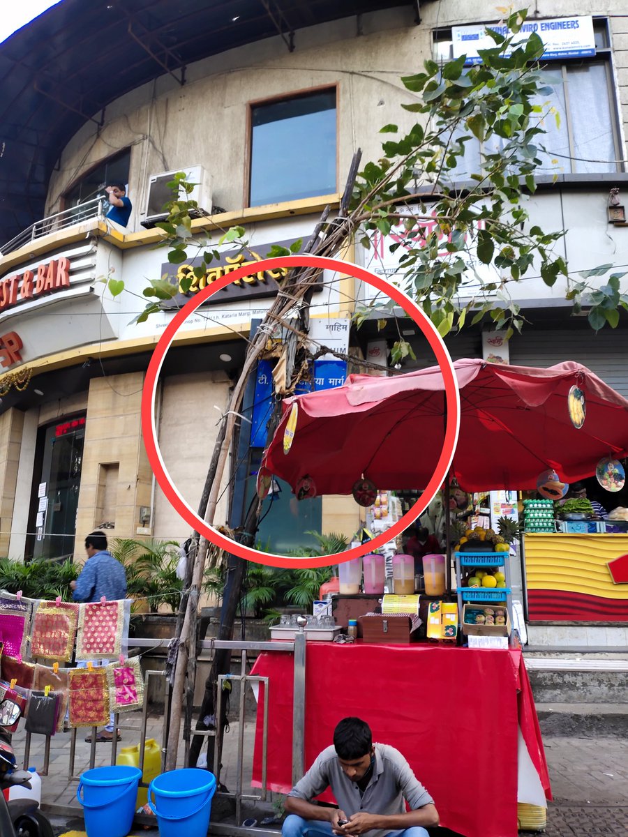mumbaimatterz's tweet photo. #Mumbai
The new name boards of @mybmc are a big scam....
They are full of errors.
Here is one fixed at Mahim...Under @mybmcwardGN
The board merely says 

TH Katariya... What's that's? 

Street, Lane, Gully, Marg, Road, Chowk?

Just ahead another board hidden by a illegal stall. https://t.co/4MgLTmAZ5b
