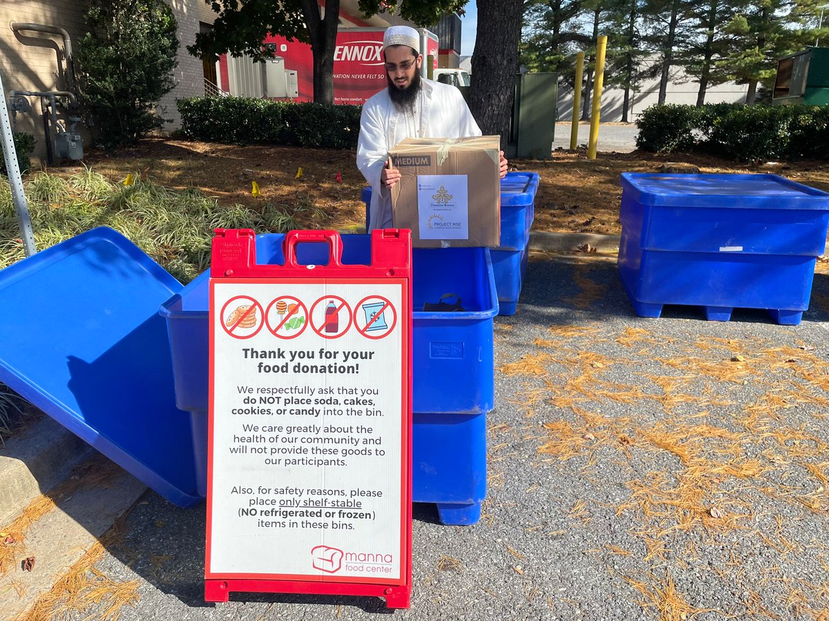 Bohras_USA's tweet photo. To mark #WorldFoodDay, members of our #WashingtonDC community donated canned goods & non-perishable foods to help fight against hunger & malnutrition in their neighborhood. #DawoodiBohras regularly support local food drives as part of our global #ProjectRiseDB initiative. https://t.co/BGK21GLzmP