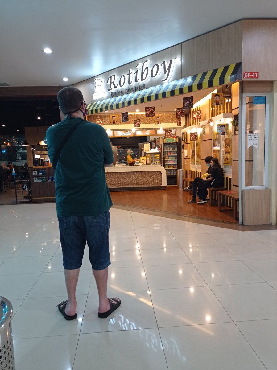 Michael_daGreat's tweet photo. As promised, here's my irl photo. I am standing in front of the greatest coffee bun chain the world has ever known.
#Vtubers #vtuber #VTuberUprising #ENVtuber #ENVtubers #rotiboy #coffeebun https://t.co/lBeVxT9hcs