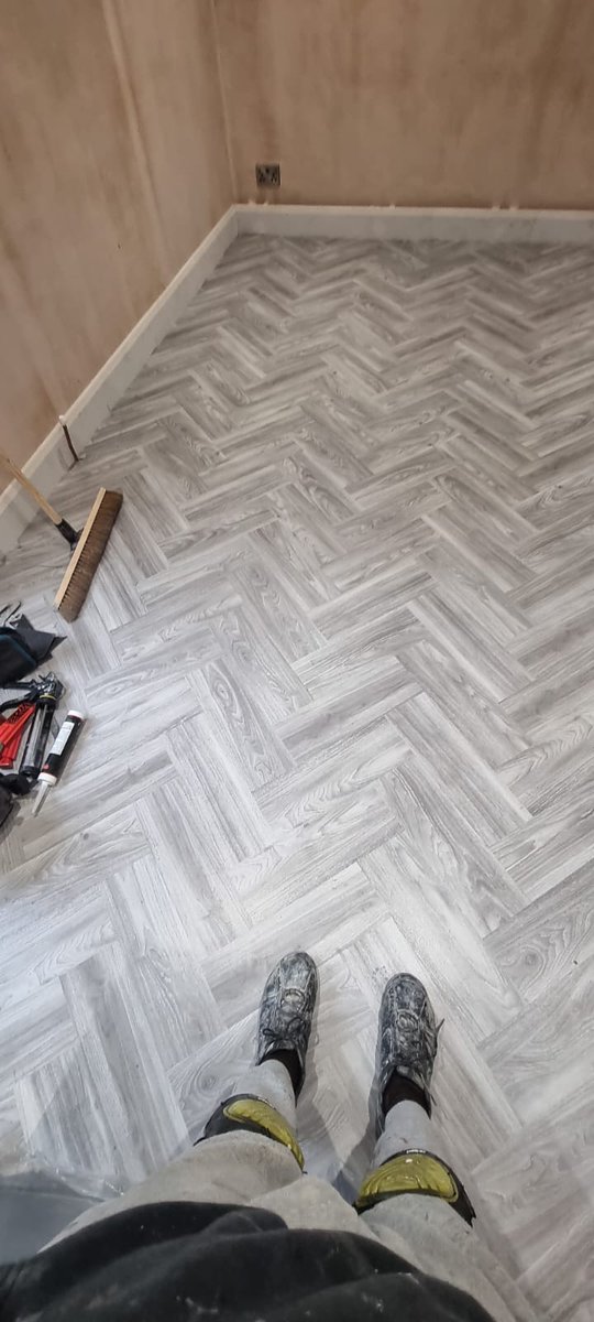 branewflooring's tweet photo. How stunning & stylish does our Customer's new #kitchen #flooring look?! π€©
We fitted #Cavalio Conceptline Grey Ash 3027. The design is 3rd of a plank in herringbone.
If you're looking to update your kitchen floor; call us on 0161 945 3437 or visit our website. https://t.co/rNbYW4mbm6