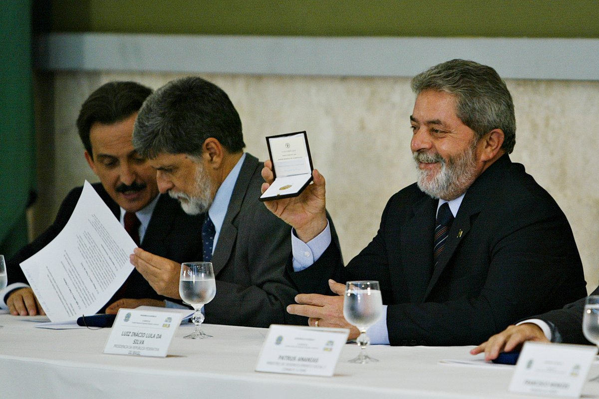 inst_lula's tweet photo. [26/10/2004] 🥇 @LulaOficial recebe a medalha de ouro Aliança Internacional Contra a Fome, oferecida pela FAO. “O combate à fome é a coisa mais séria que um governante pode fazer. É dar o primeiro respiro aos que não têm nada.” #ArquivoInstitutoLula

📷: Ricardo Stuckert https://t.co/1SkjFbW8lZ