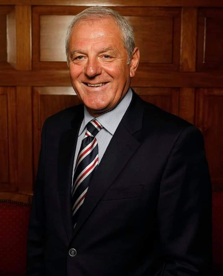 Today is a very sad day for football with the loss of my old manager Walter Smith .Throughout my time at Ibrox he was like a father figure to me . Thoughts and prayers are with his family and friends , rest in peace Walter , a fantastic man 🧡🖤⚽️
