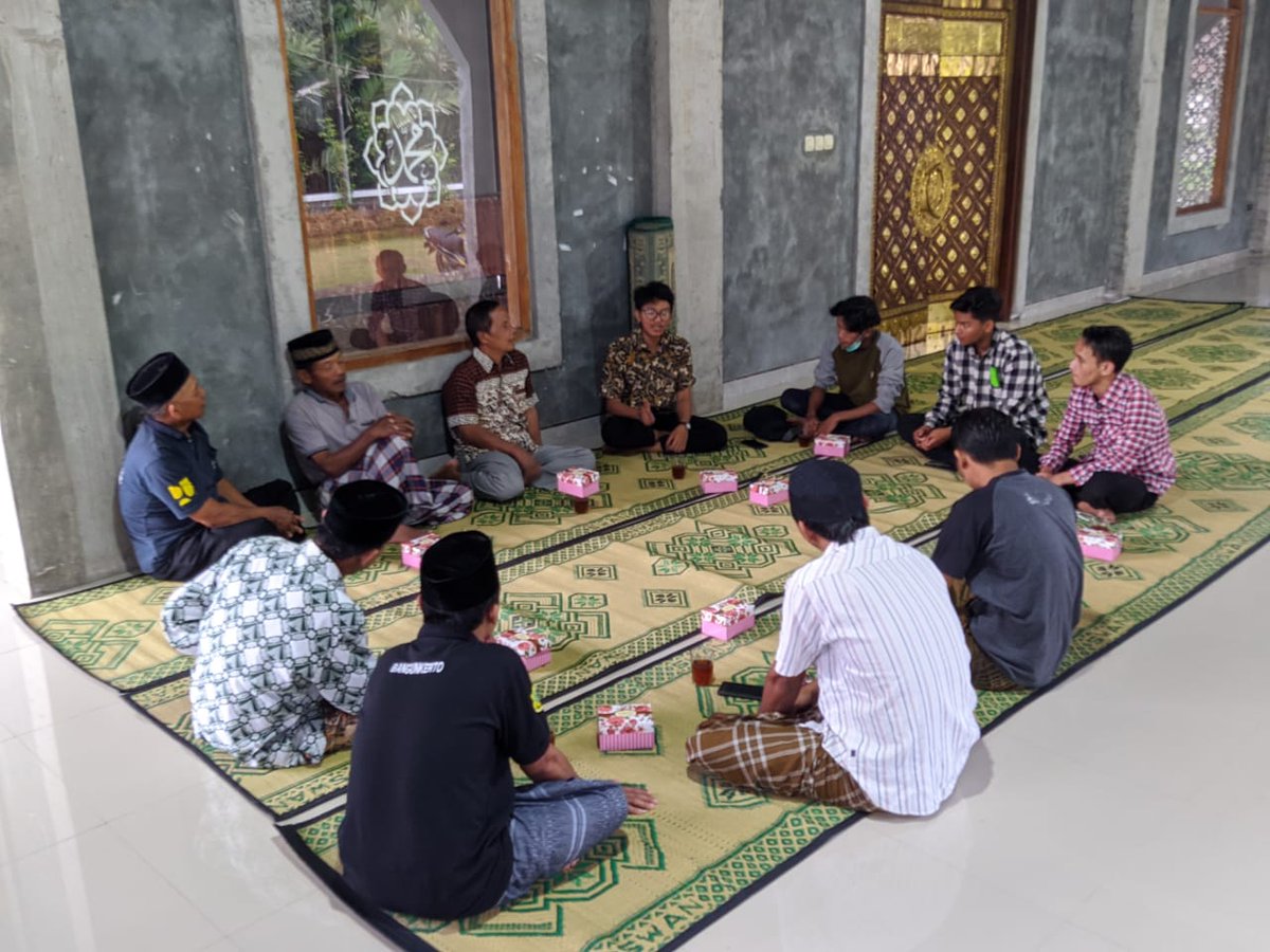 agronema_'s tweet photo. Suasana sharing dan pelatihan pembuatan nitrobakter oleh mas @ststwn ke anggota kelompok tani di Turi, Sleman. https://t.co/aCJvv2CNgy