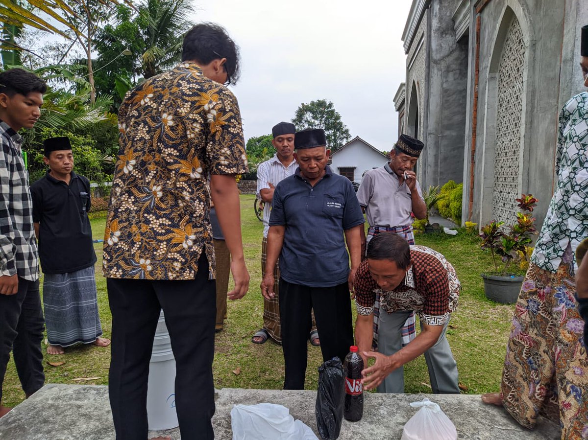 agronema_'s tweet photo. Suasana sharing dan pelatihan pembuatan nitrobakter oleh mas @ststwn ke anggota kelompok tani di Turi, Sleman. https://t.co/aCJvv2CNgy
