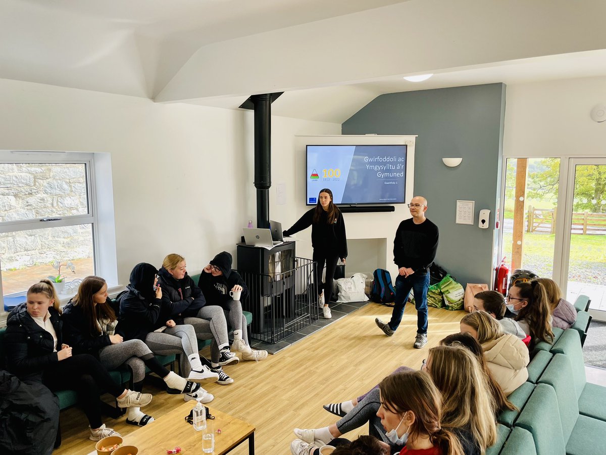 Urddieuenctid's tweet photo. Cwrs ymgysylltu a’r gymuned yn cael ei gynnal gan @PrentisUrdd ar gyfer criw #SWOGS Yn Glan-llyn Isa’ . Dysgu sgiliau allweddol ar gyfer gwirfoddoli mewn @EisteddfodUrdd #gwaithcymunedol #Gwersyllhaf a @chwaraeonyrurdd #gwaithieuenctidcymru #urdd https://t.co/QDkLJ5RQUD