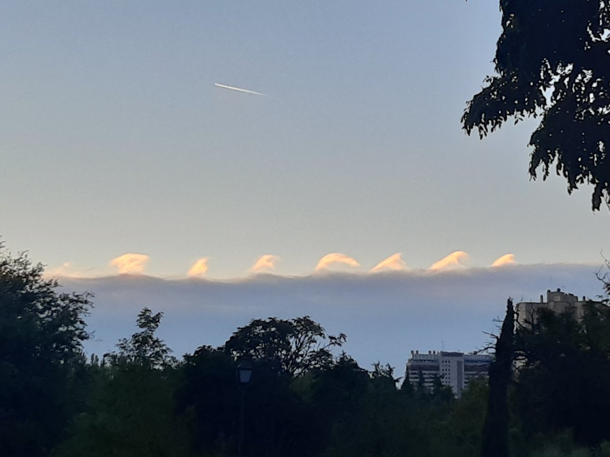 Mgrebi__'s tweet photo. El cielo esta mañan🤯🤯 https://t.co/4frXyZl2I3
