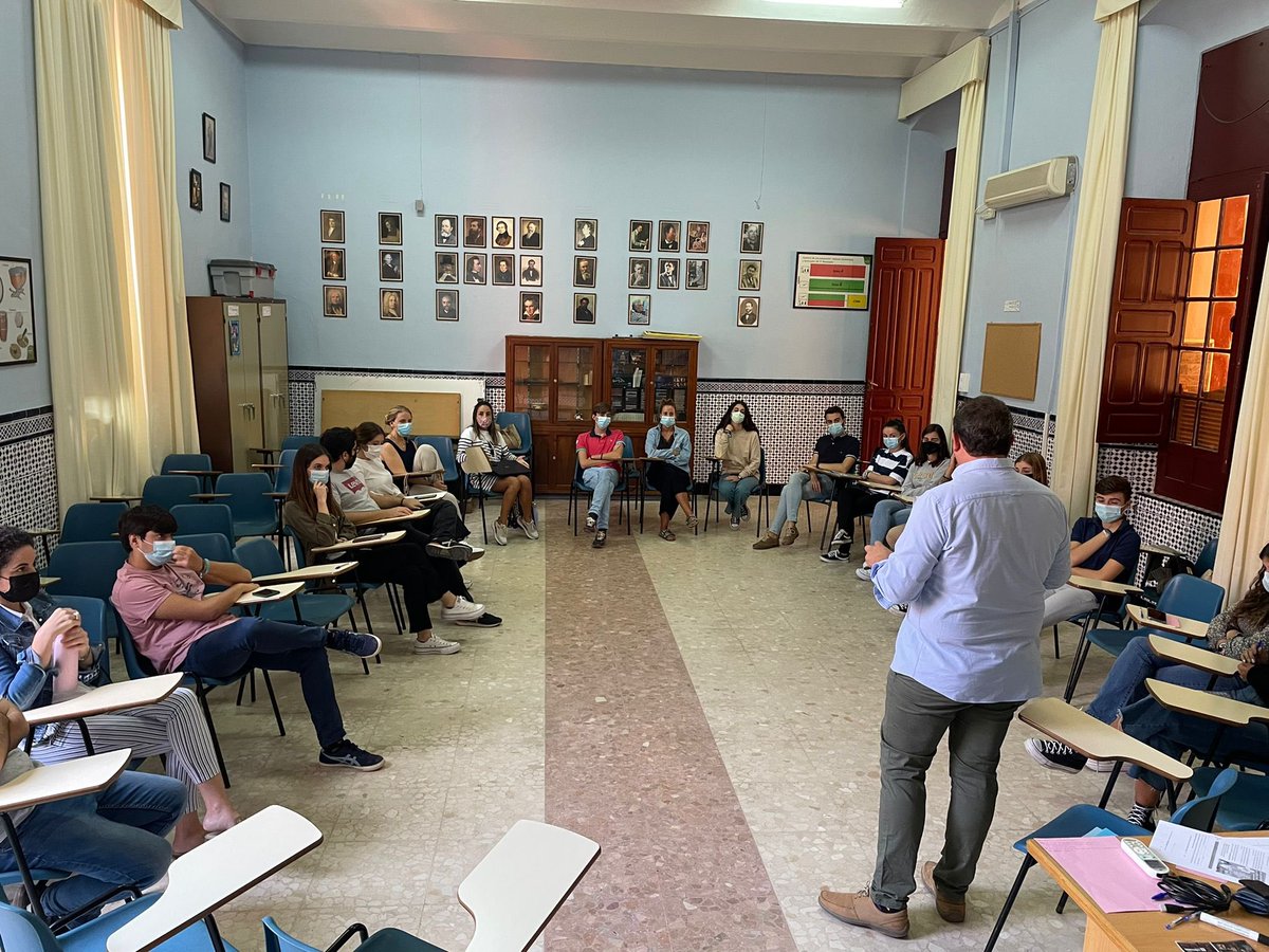 CjSaleron's tweet photo. Durante nuestra formación de animadores hemos reflexionado sobre lo importante de utilizar el juego como medio educativo, gracias por los materiales a @BoscoGlobalONGD #JuegosQueCambianElMundo https://t.co/gcwFlbFsBA