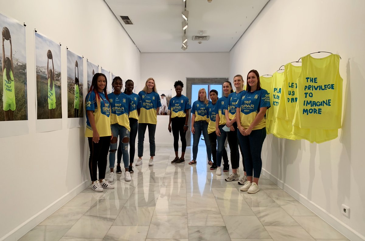 CAAMGranCanaria's tweet photo. ✨🏀Hoy dimos la bienvenida a las jugadoras del @cbislascanarias que visitaron la exposición ‘Sistershoop’ (‘Hermanas de Aro’) de la artista #AliciaFramis, que exhibimos en el #CAAM. ¡Muchas gracias a todo el equipo por la visita!!  👏🌟💜
➕Sobre la expo: https://t.co/e79SA7BKVx https://t.co/jKF1da9l5J
