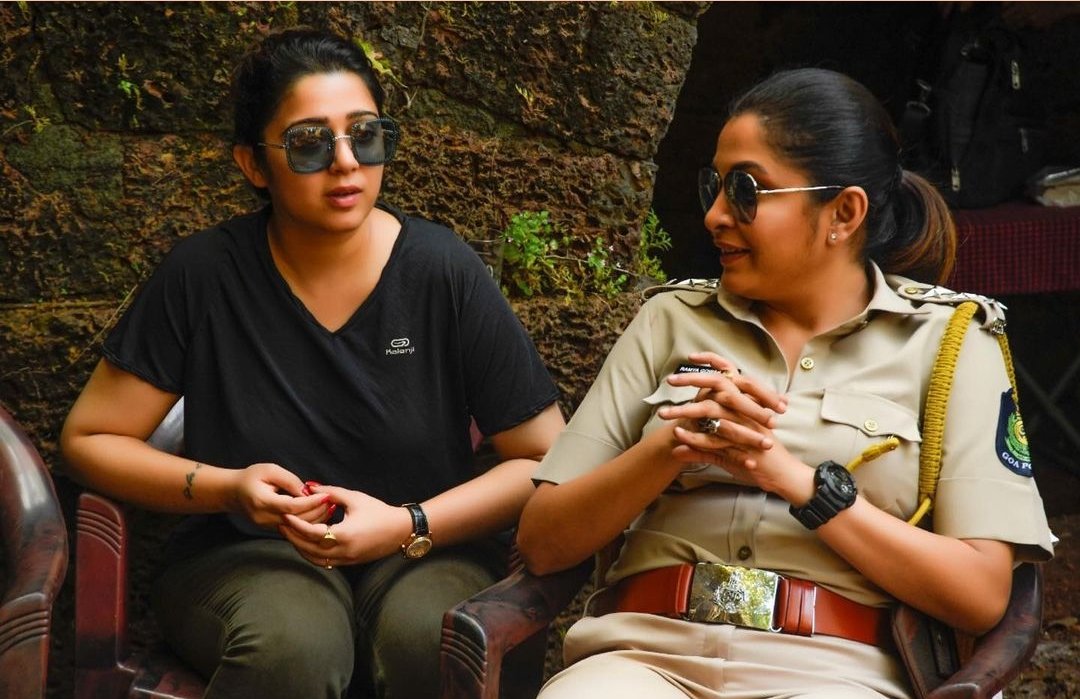 iam_Dipali1's tweet photo. From The Sets Of Romantic Movie 🎬😍♥️♥️
@meramyakrishnan #AkashPuri #KetikaSharma @Charmmeofficial @purijagan @PuriConnects 
#Romantic 
#RamyaKrishnan
#QueenRamyaKrishnan https://t.co/YSic9F2Kbr