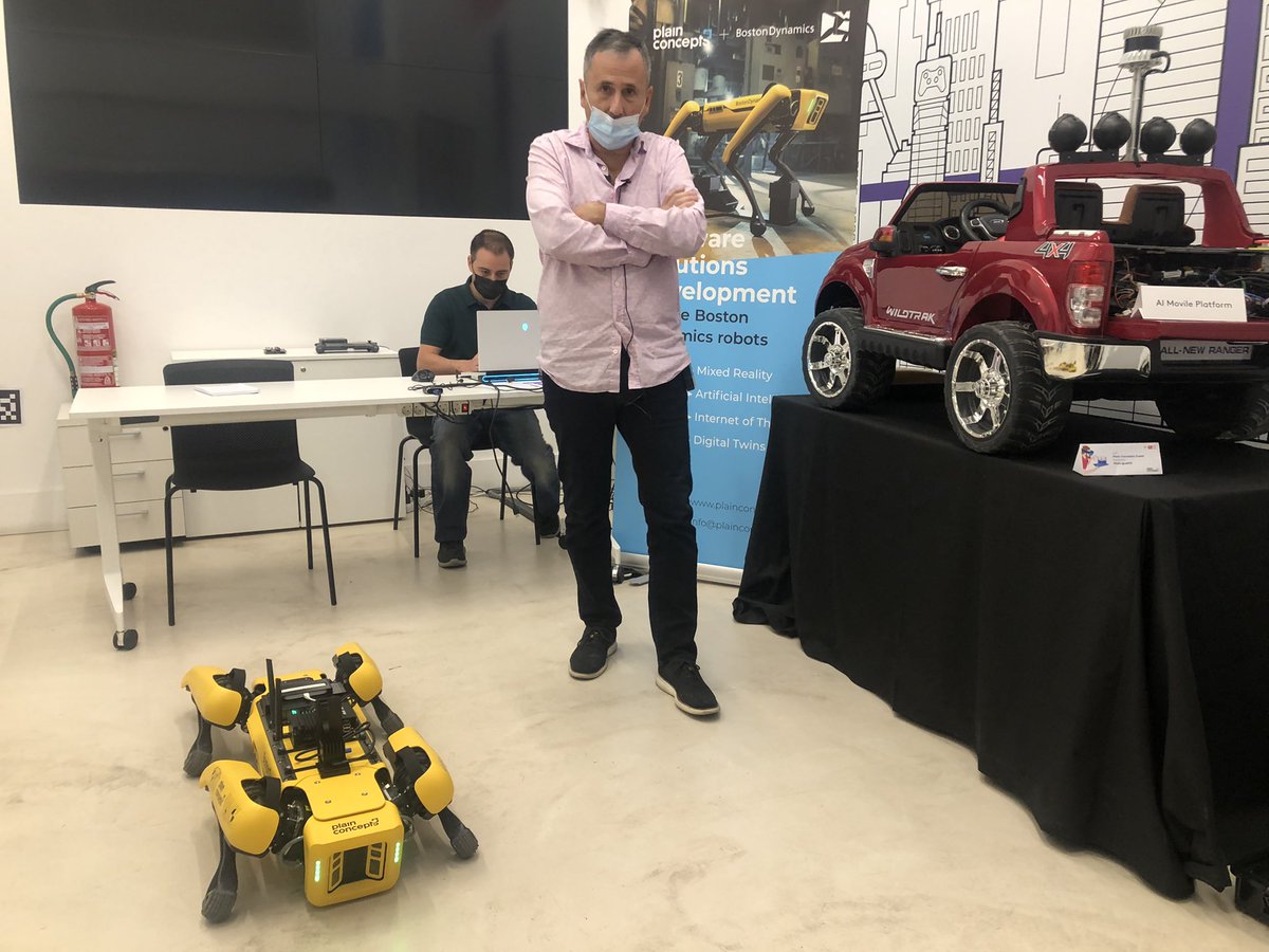 jpiedrahita's tweet image. No se vosotros. Yo esta  mañana tuve la suerte de poder conocer a #Spoc, el increíble #perrorobot de @BostonDynamics, de mano de los cracks españoles en IA &amp;amp; robótica, de la compañía @plainconcepts. 👀