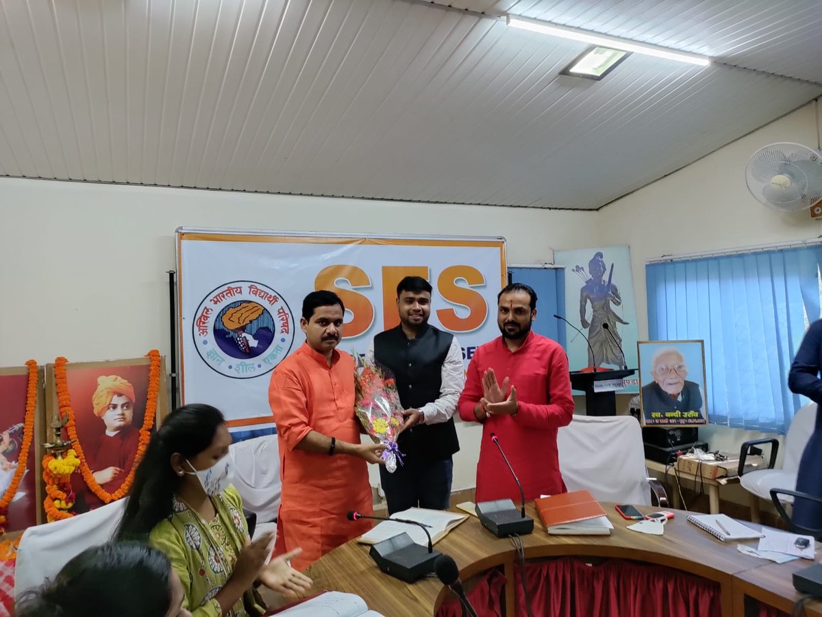 JharkhandABVP's tweet photo. आज सेवार्थ विद्यार्थी , झारखंड प्रान्त की बैठक रांची स्थित विद्या विकाश परिषद में संपन्न हुई  एवं आगामी होने वाले विभिन्न सेवा कार्यो की चर्चा की गई।
बैठक में मुख्य रूप से माननीय अखिल भारतीय एस.एफ.एस प्रमुख श्री कमल नयन जी उपस्थित थें ।
@ABVPVoice https://t.co/qYpfO13f1M