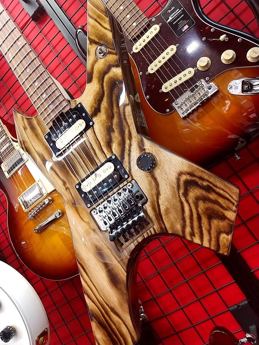 AikyokuOfficial's tweet image. 【桜山本店】
夜分遅くにすみません。

Killer KG-Exploder Prison Burnerの別画像もご案内いたします。
今回の杢目は、Rockの中に水墨画のような深い美しさも感じます。
ぜひ。
#killerguitars #Exploder