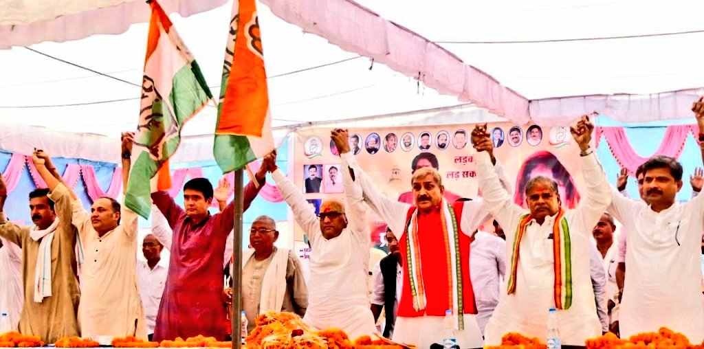 DeepakSinghINC's tweet photo. हर वचन निभाया है,
हर वचन निभाएंगे।
आज मिर्जापुर से चल कर इलाहबाद पहुंची है कांग्रेस की प्रतिज्ञा यात्रा अवध क्षेत्र।
#कांग्रेस_की_प्रतिज्ञाएँ https://t.co/davyYcAhlg