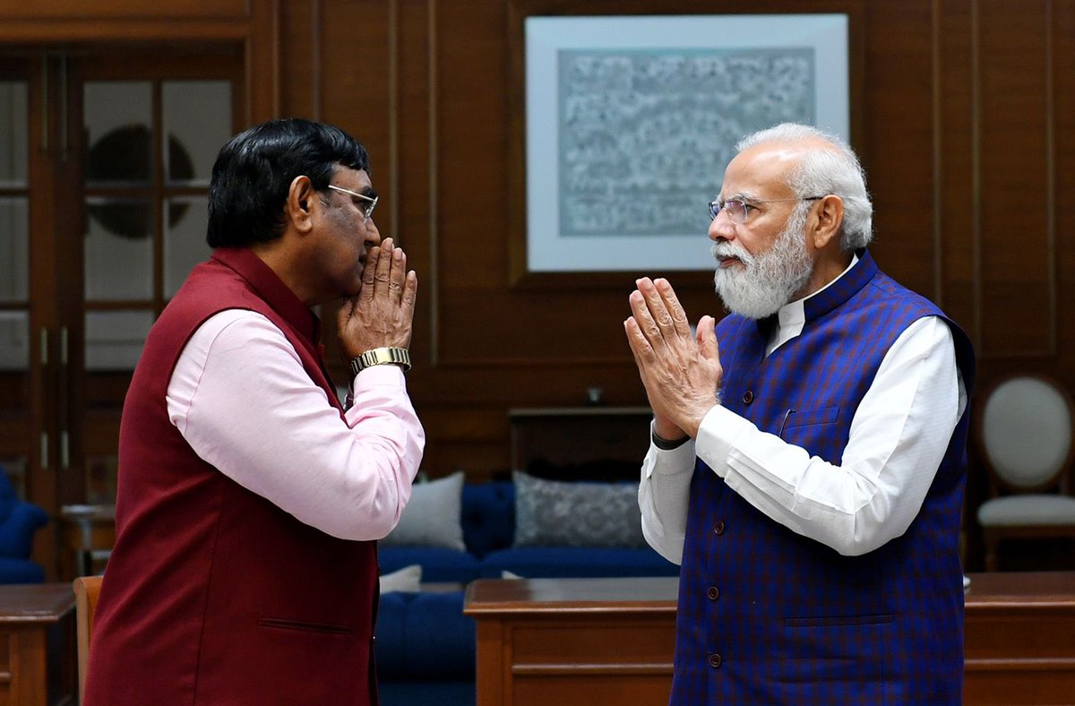nikhilkpatel_'s tweet photo. દેશના લોકપ્રિય અને સતત પ્રજાલક્ષી નિર્ણયો કરનાર માન. વડાપ્રધાનશ્રી @narendramodi જી સાથે વડાપ્રધાનના નિવાસસ્થાન સ્થિત કાર્યાલય ખાતે ગુજરાત વિધાસભાના પૂર્વ અધ્યક્ષ માન.શ્રી @ramanlalvora સાહેબએ શુભેચ્છા મુલાકાત કરી. https://t.co/Zd58KXHo7p