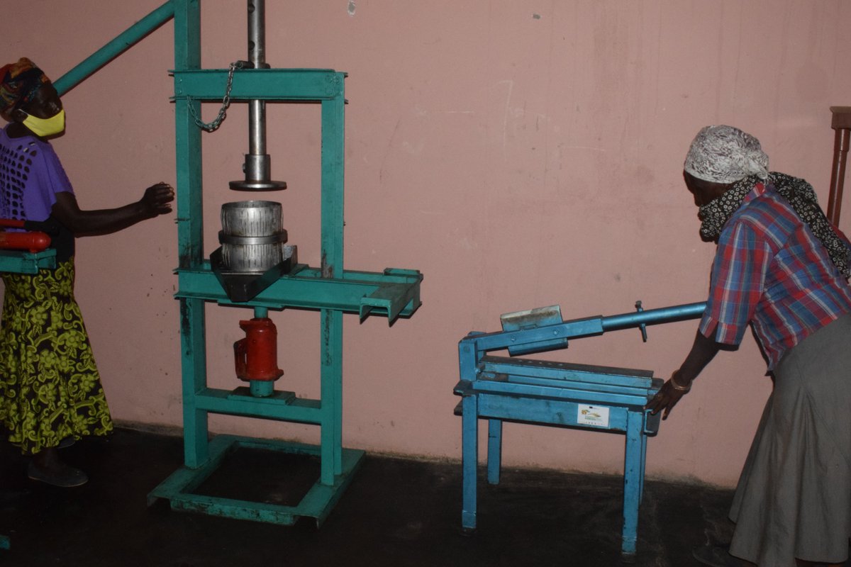 humanimpacthub's tweet photo. With the support of @SwedeninZw &amp; @iloharare &amp; Hand in Hand Zimbabwe, Bulilima based Vusanani Cooperative, is producing organic face and hair oils using indigenous marula fruit seed, as part of a community empowerment initiative.#GreenenterPrize @tafchirinda https://t.co/lkPftw8nUv
