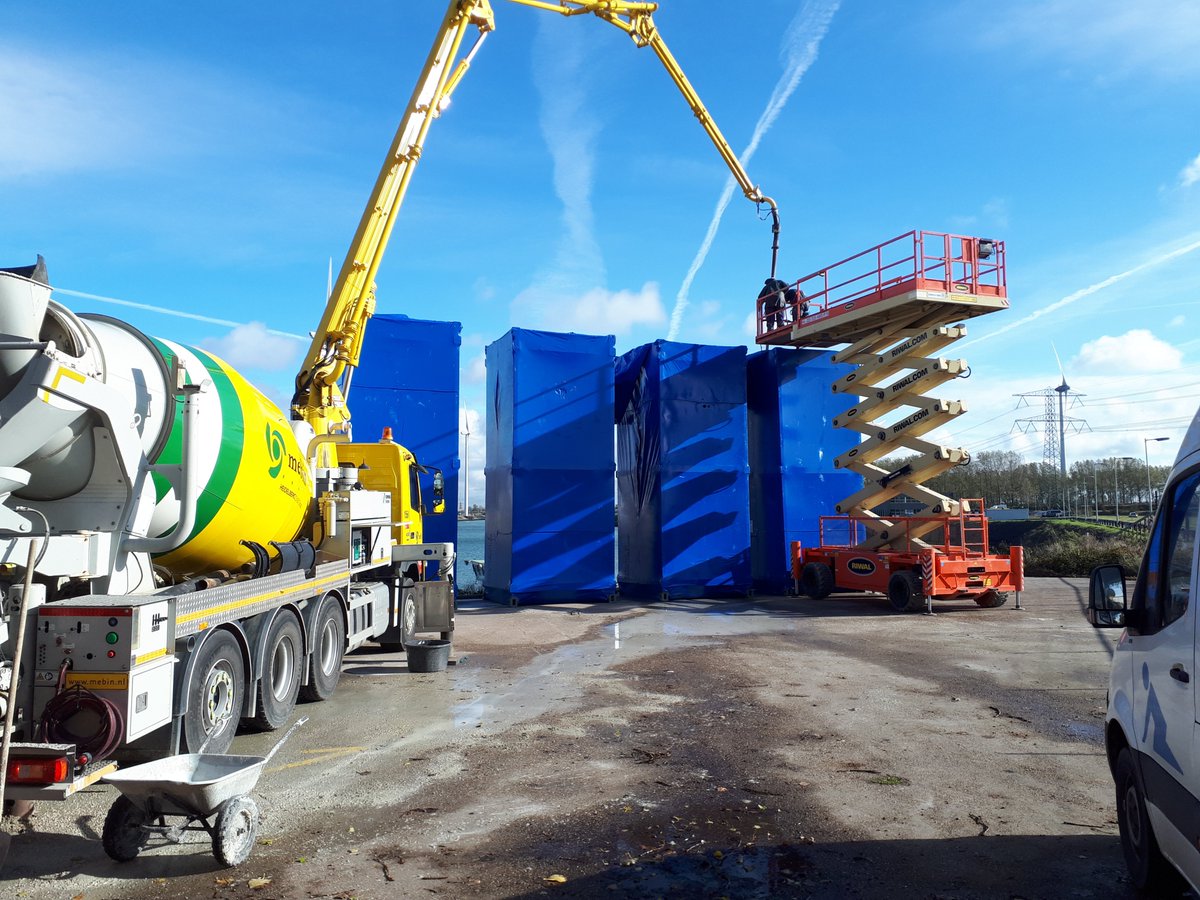 mebin's tweet photo. Vandaag weer 4 thermische batterijen geproduceerd in #Rotterdam voor https://t.co/bxDAYetmlp Door toepassing van deze batterijen in de industrie kan er een aanzienlijke hoeveelheid CO2 besparing plaats vinden. #beton #duurzaam #CO2besparing https://t.co/4BBbcPGOR6