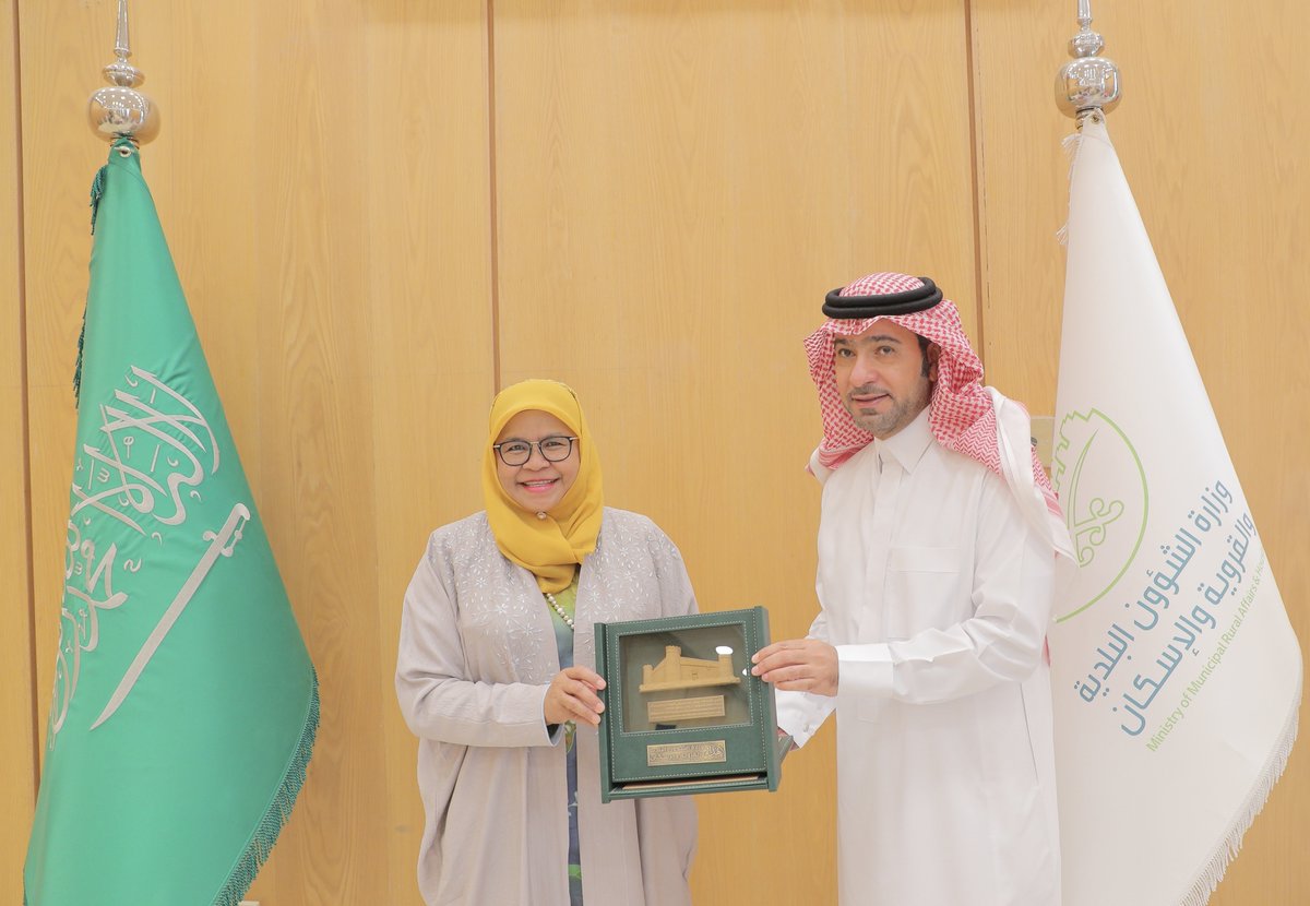 UNHabitat_Ar's tweet image. زيارة @MaimunahSharif المدير التنفيذي ل @UNHabitat المملكة العربية السعودية للتأكيد على الشراكة، ودعم تطوير #رؤية_2030 لمستقبل حضري مستدام بالمملكة.

للمزيد: tinyurl.com/sy6fdtca👉👉👉