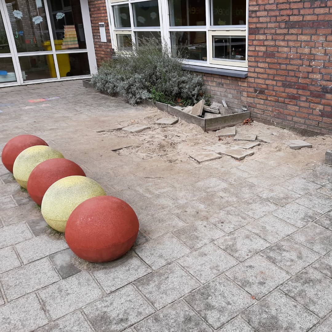 Bureau_RIS's tweet photo. De kinderen van #StJozefschool in #Wateringen hebben zoveel zin in hun nieuwe #groenblauwe schoolplein dat ze zelf alvast maar begonnen zijn met het maken van de zandbak.... volgende week start de echte aanleg! @HovenierHeijden #wsko #natuurlijkspelen https://t.co/OPNkOB9Qnm