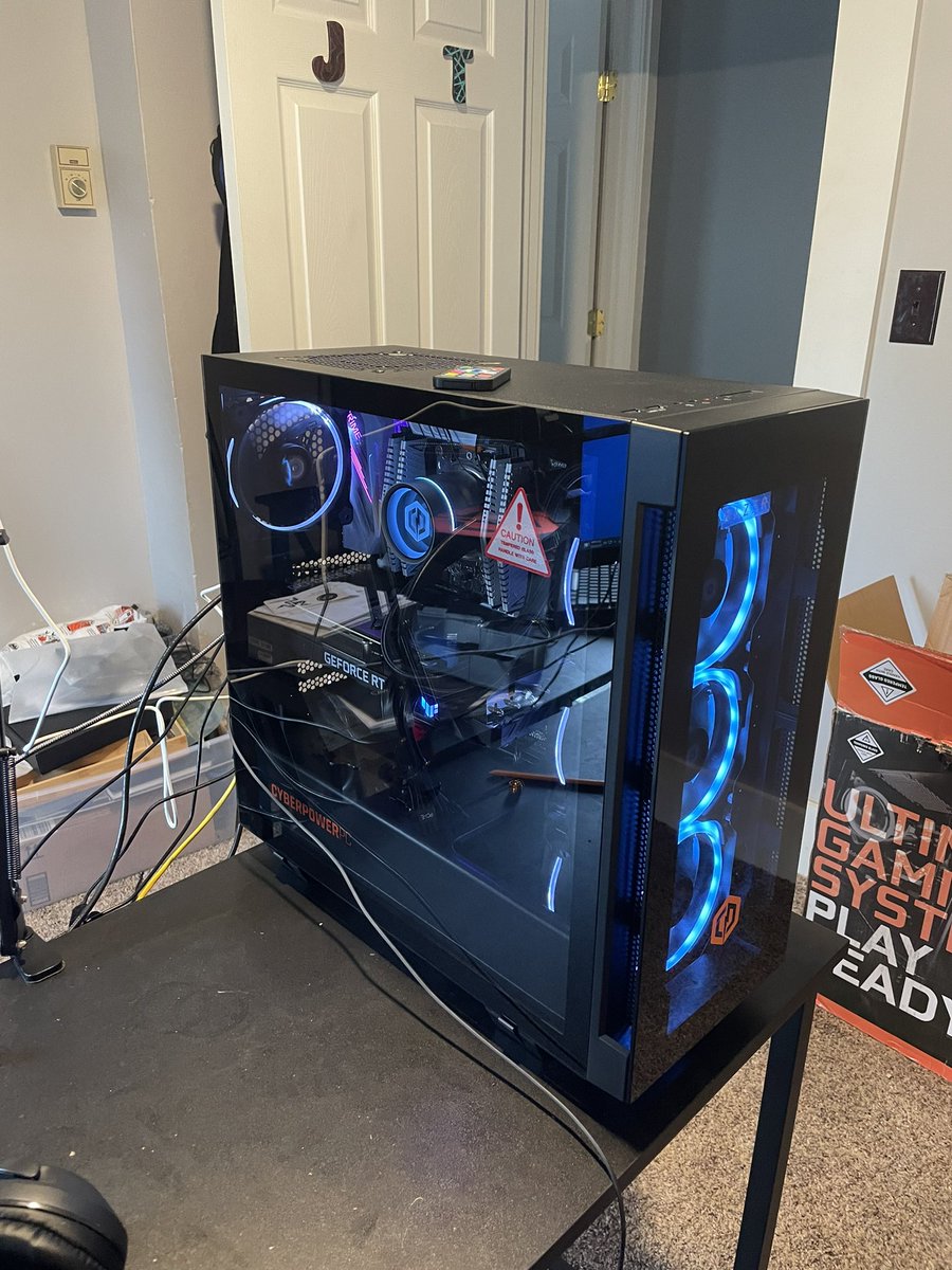 cr1tz85's tweet photo. Threadrippers may be overkill but this thing is absolutely amazing https://t.co/ylGQOa8L4a