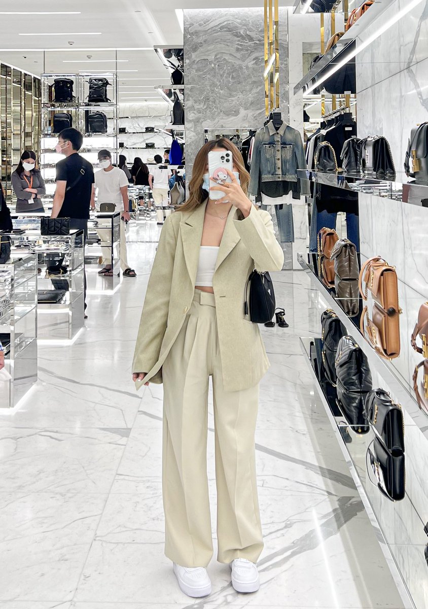 อยากมาแชร์ทริคการแต่งตัวสไตล์นี้สำหรับคนสูง 150 cm ปกติจะเห็นแต่นางแบบตัวสูงๆใส่ แต่คนสูง 150 แบบเราก็ใส่ชุดแบบนี้ได้นะ แค่เลือกกางเกงที่เอวสูงเลยสะดือขึ้นมา ใส่เสื้อครอปให้เห็นเอวนิดนึงจะทำให้มีช่องว่างไม่ดูตัน เบลเซอร์ยาวพอดีก้นทำให้ไม่โคร่ง รองเท้ามีส้นหน่อยก็ดูสูง 160+ แย้วว