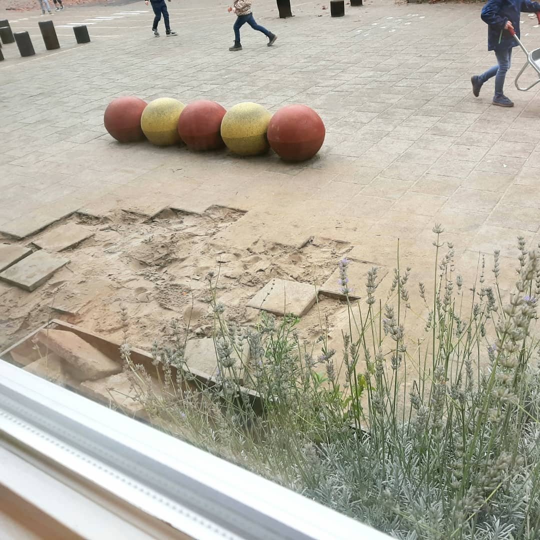 Bureau_RIS's tweet photo. De kinderen van #StJozefschool in #Wateringen hebben zoveel zin in hun nieuwe #groenblauwe schoolplein dat ze zelf alvast maar begonnen zijn met het maken van de zandbak.... volgende week start de echte aanleg! @HovenierHeijden #wsko #natuurlijkspelen https://t.co/OPNkOB9Qnm