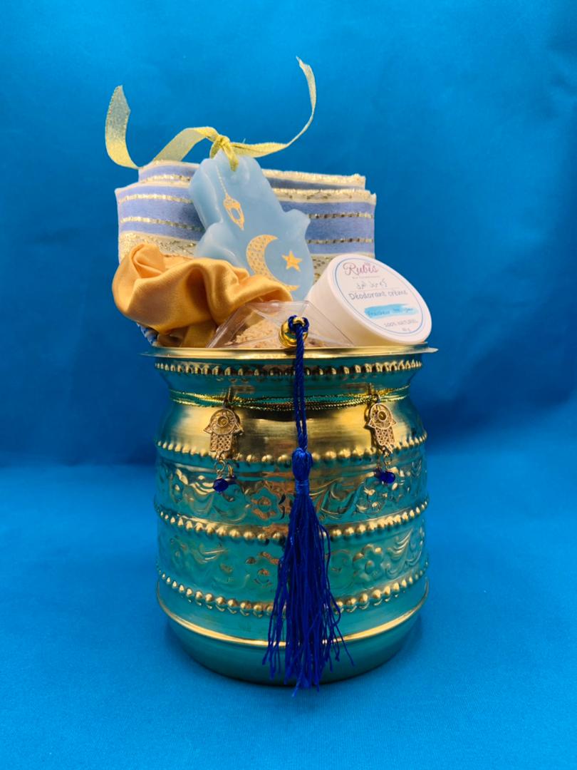 MaBoxAlger's tweet photo. Vous nous l'avez tant demandé, il fait son retour tout comme le ciel bleu 💙
Notre Mahbes contient : un galet parfumé, une fouta Herrar, un chouchou en soie ,un diamant sucré , une brume et un déodorant crème.
 #mabox #dz  #algérie #الجزائر #artisanal #artisanat #gifts https://t.co/v2dnCzMz4e
