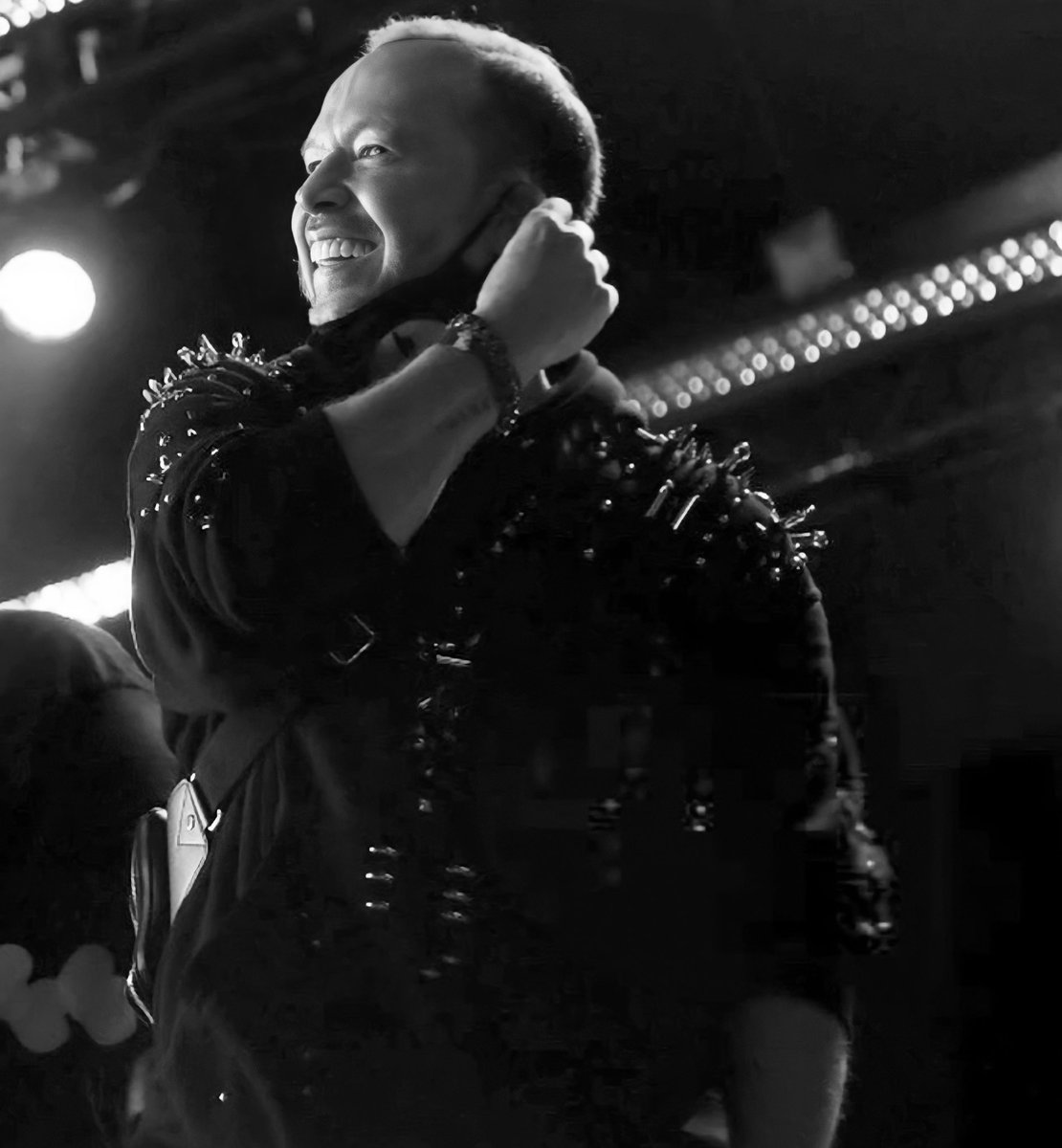 DW_bandw's tweet photo. The smile ๐ and the style ๐คฉ #donniewahlberg #nkotb #bhlove #loveeternal #blockhead #bandw #ddub #thankful #drip #cqlive https://t.co/LghL0GAk8r