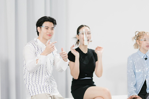 STARSOCIETY_TH's tweet photo. LINE FASHION ANNUALE ไลฟ์วาไรตี้ครบรสแห่งปี สนุก มันส์ จัดเต็ม กับภารกิจสไตลิ่งแฟชั่นไอเท็ม 14 แบรนด์ไทย โดยแก๊งค์ดาราสายแฟ https://t.co/tPcSWeHAiu
#LINEFASHIONANNUALE #LINEFASHIONANNUALEPreCollection #LINESHOPPING
#หยิ่นวอร์ https://t.co/kkrzGcn83x
