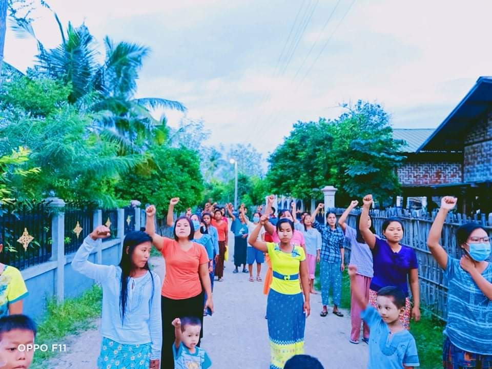 Unswerving protesters from #KyaySarKya village of Yin-Mar-Pin township teamed up for voicing out against inhumane SAC .
#ASEAN_StandWithJustice
#Oct26Coup #WhatsHappeningInMyanmar