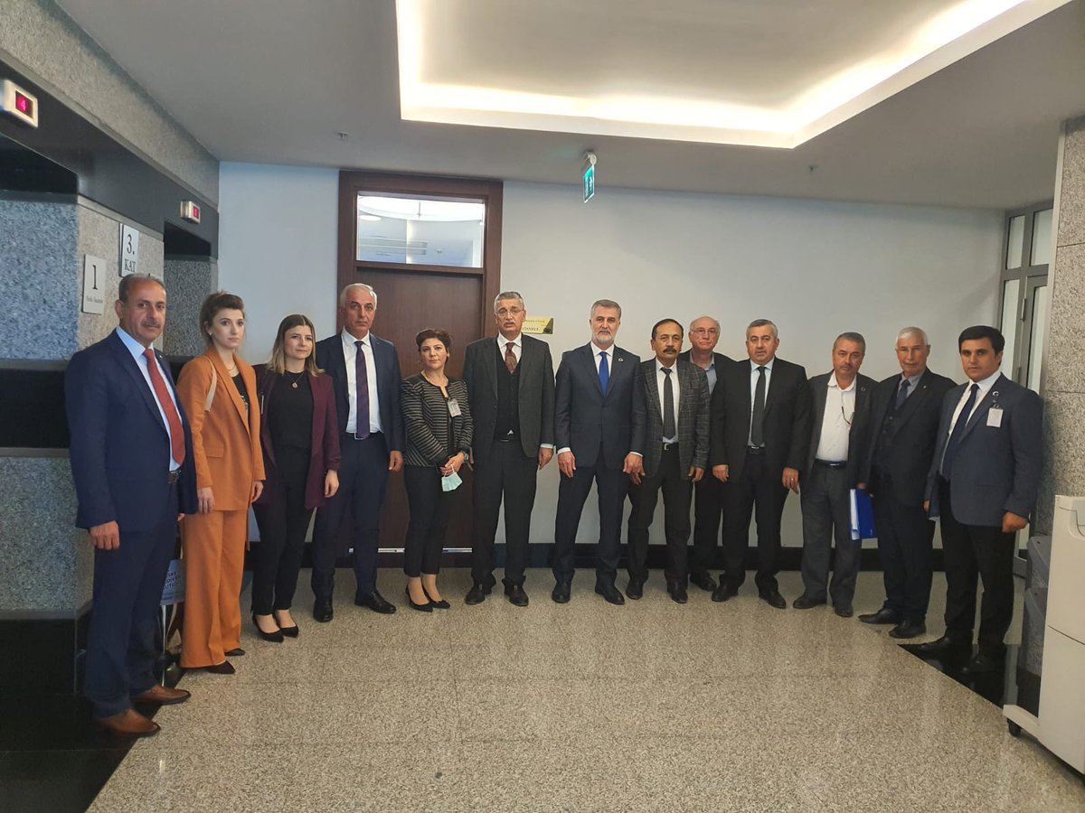 tohob's tweet photo. Heyetimiz,
Sektörümüzün temel sorunlarını ve çözüm önerilerini değerlendirmek üzere, TBMM İçişleri Komisyon Başkanımız Sn @celalettingvnc Başkanlığında, Sn Milletvekilleri ve Çevre ve Şehircilik Bakanlığı bürokratlarına sunum yaptılar. 
İlgileri için kendilerine teşekkür ederiz. https://t.co/I0gIC8oIGt