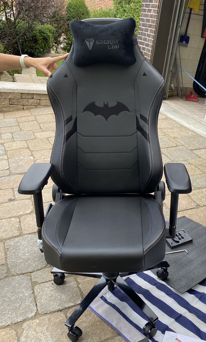 Becker02's tweet photo. #Secretlab Titan Evo 2020 Batman Edition!!! Great chair!!! https://t.co/G0rUvlNLrO