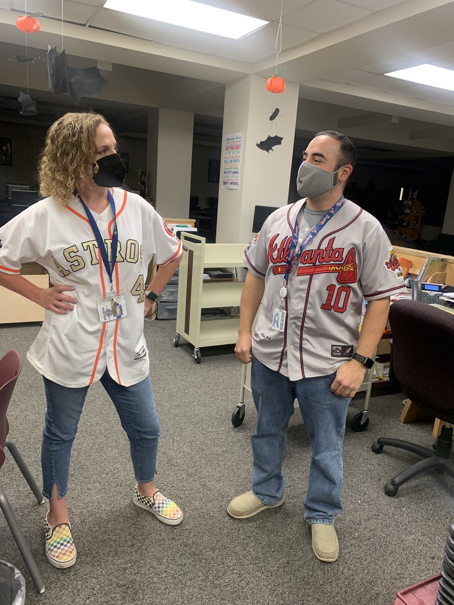 StevensonGTAA's tweet photo. A little friendly rivalry @NISDStevenson never hurt nobody 😎😷 #RedRibbonWeek #RedRibbonWeek2021 #team #drugfree #rivalry #WorldSeries2021 @astros @Braves https://t.co/xOehMLlfMr