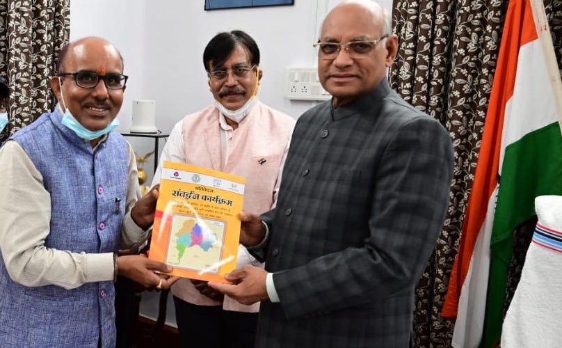 sanjaykmranchi's tweet photo. आज माननीय राज्यपाल श्रीरमेश बैस जी से मिलकर बालअधिकार के संदर्भ में मुलाक़ात कर समवर्धन रिपोर्ट भेंट किया ! 
@jhar_governor @KanoongoPriyank 
#ChildRights https://t.co/YHi1wx5aJX