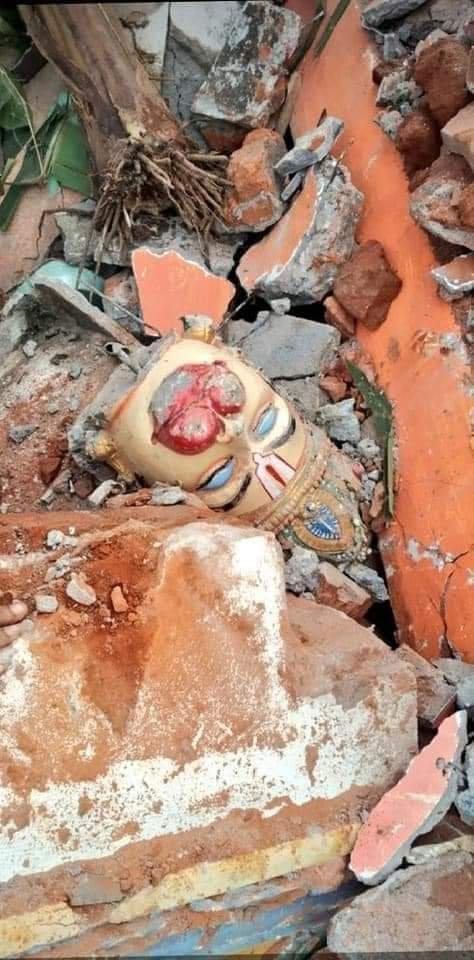 YaminiSharma_AP's tweet photo. In past, Anti-Hindu criminals vandalised Idols & busts in temples. The #TempleDestructionInAP is still going on. 2 days ago, the jagan govt destroyed a Neelamani Durga temple and hanuman idol in #srikakulam in midnight without giving notice to anyone #SaveHinduTemples https://t.co/DdP3zSZ9IV