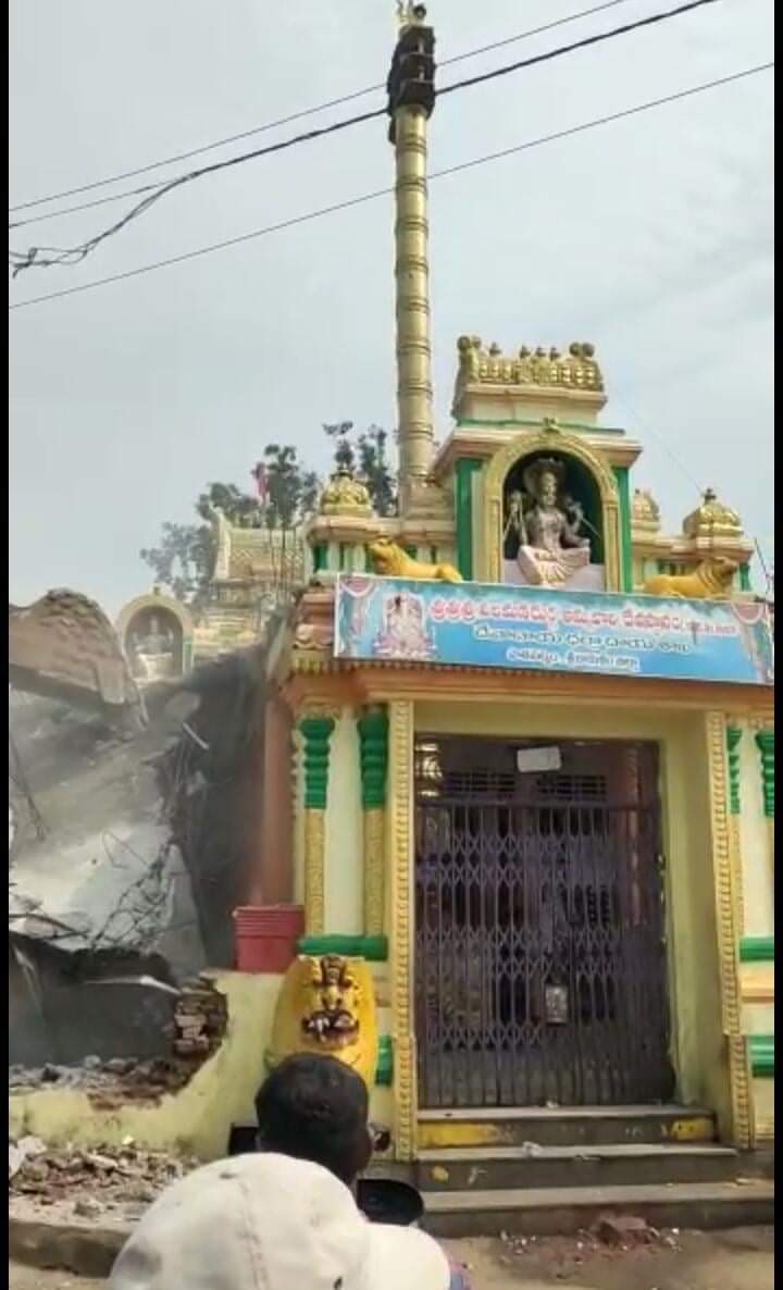 YaminiSharma_AP's tweet photo. In past, Anti-Hindu criminals vandalised Idols & busts in temples. The #TempleDestructionInAP is still going on. 2 days ago, the jagan govt destroyed a Neelamani Durga temple and hanuman idol in #srikakulam in midnight without giving notice to anyone #SaveHinduTemples https://t.co/DdP3zSZ9IV